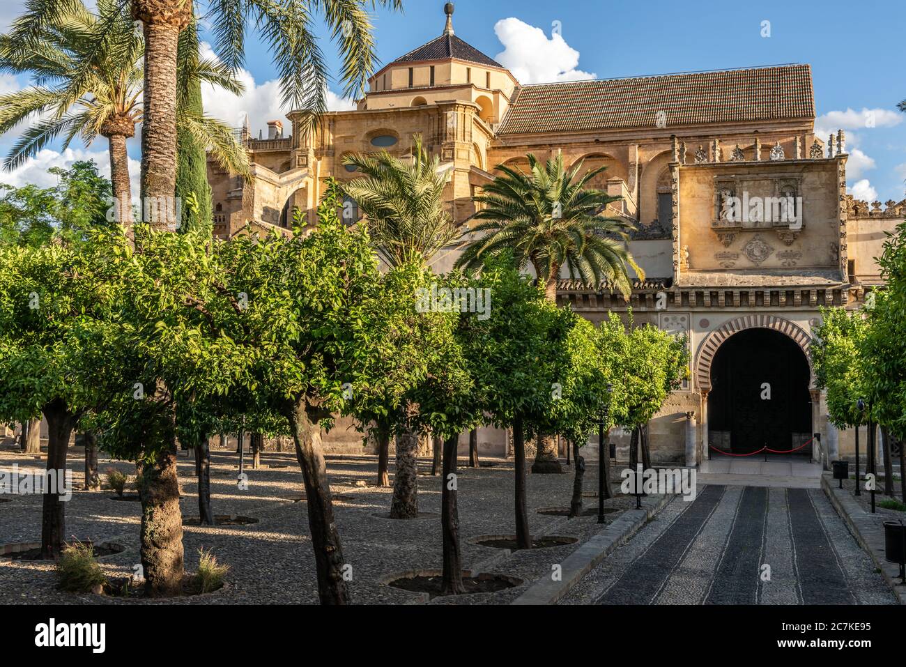 La Mosquée-cathédrale (Mezquita) de Cordoue depuis le patio de los Naranjos (cour des orangers) Banque D'Images