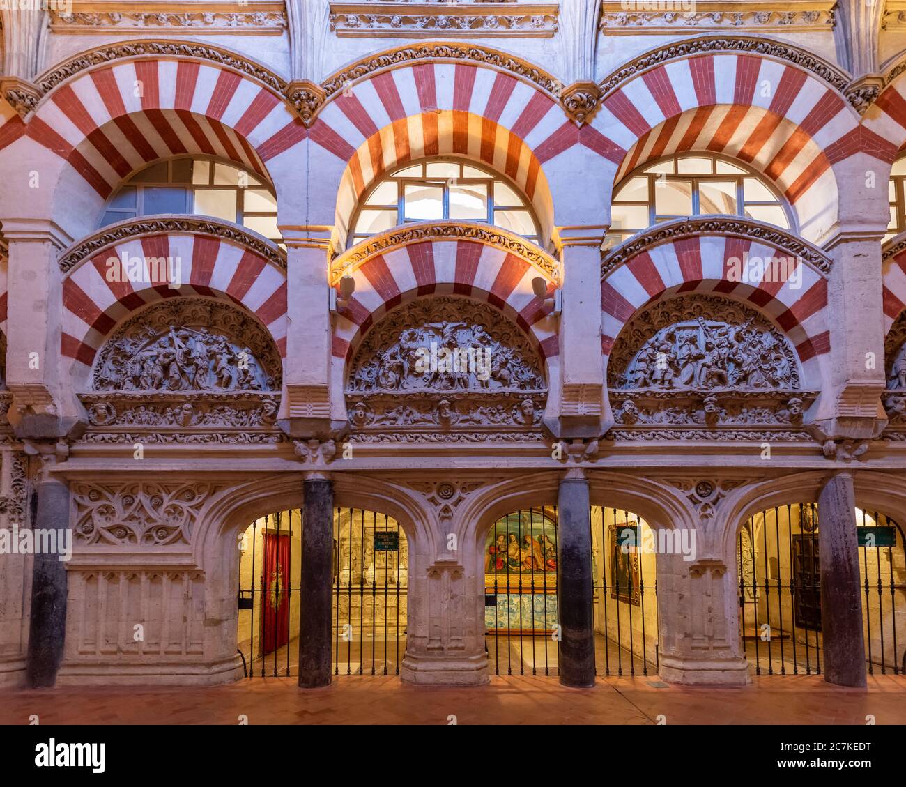 Reliefs représentant des scènes de la passion à l'arrière du haut autel de la mosquée-cathédrale de Cordoue Banque D'Images
