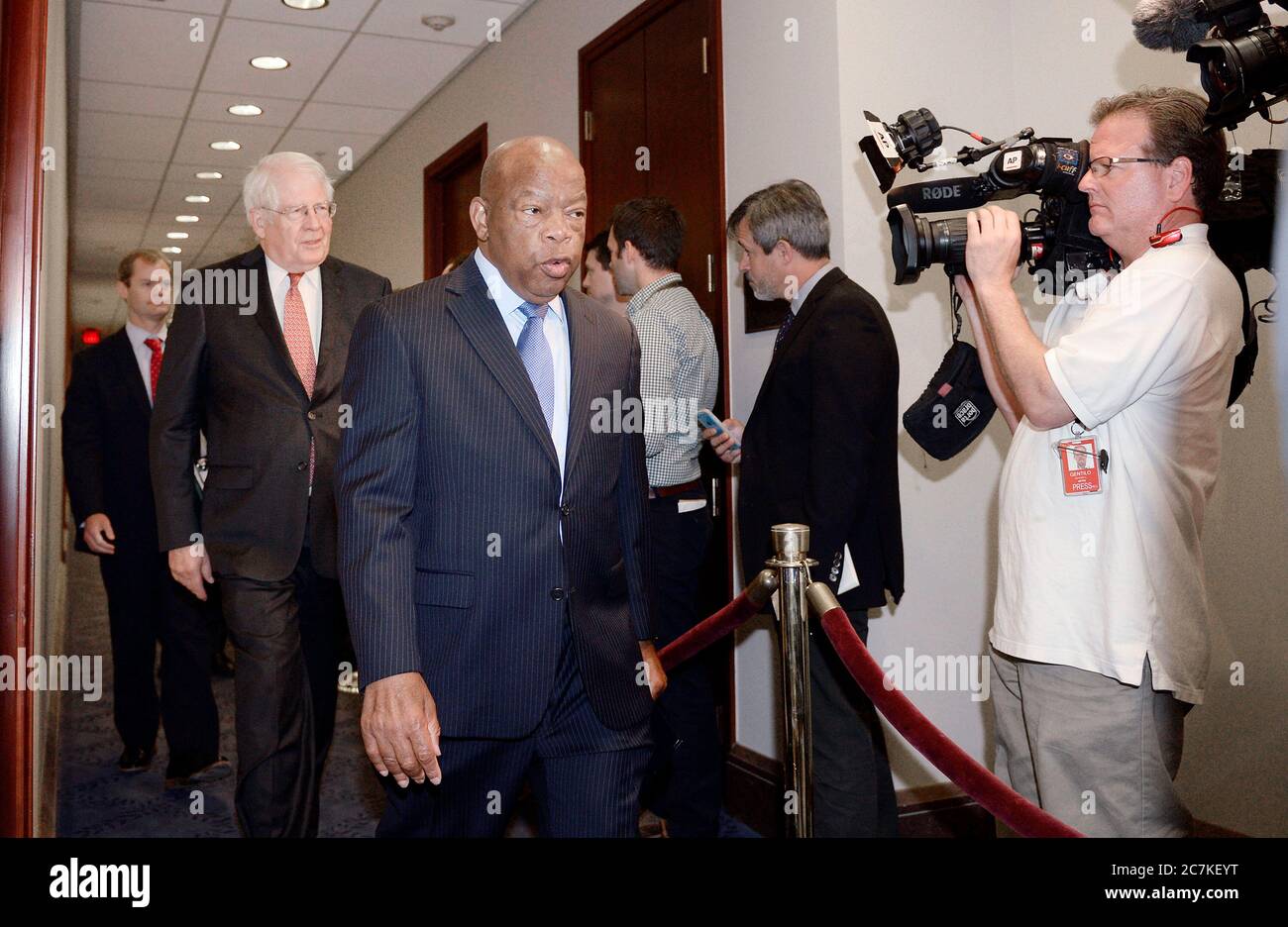 Washington, États-Unis d'Amérique. 12 juin 2015. Les membres du caucus démocrate de la Chambre, dirigé par le représentant des États-Unis John Lewis (démocrate de Géorgie), arrivent à la salle Gabriel Zimmerman pour assister à une réunion avec le président américain Barack Obama pour discuter de son programme commercial au Capitole des États-Unis à Washington, DC, le 12 juin 2015.Credit: Olivier Douliery/Pool via CNP | usage dans le monde crédit: dpa/Alay Live News Banque D'Images Washington, États-Unis d'Amérique. 12 juin 2015. Les membres du caucus démocrate de la Chambre, dirigé par le représentant des États-Unis John Lewis (démocrate de Géorgie), arrivent à la salle Gabriel Zimmerman pour assister à une réunion avec le président américain Barack Obama pour discuter de son programme commercial au Capitole des États-Unis à Washington, DC, le 12 juin 2015.Credit: Olivier Douliery/Pool via CNP | usage dans le monde crédit: dpa/Alay Live News Banque D'Images