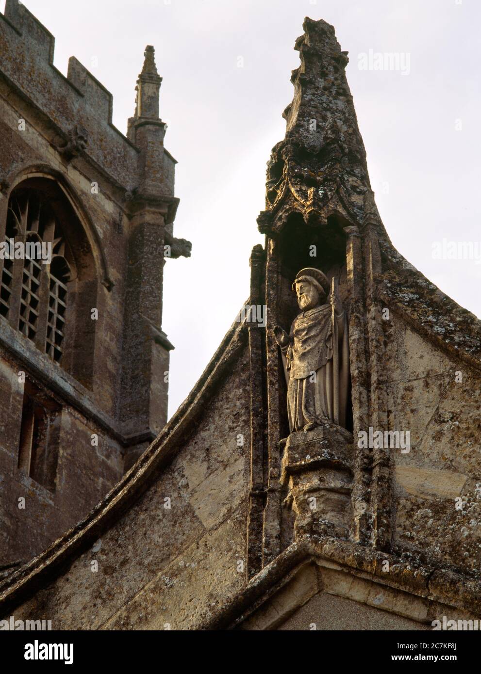 Statue moderne de St Julian l'Hospitaller au-dessus du porche en S de son église à Wollow, Somerset, Angleterre, Royaume-Uni. Julian est le Saint patron des ferrymen. Banque D'Images