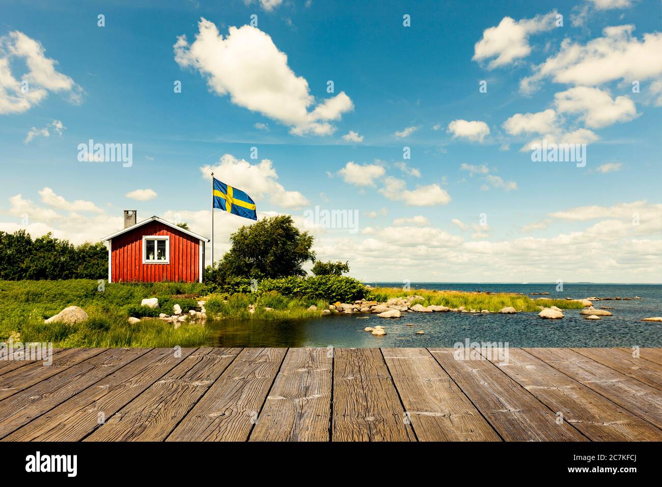 Rouge suédois ahus avec terrasse en bois Banque D'Images