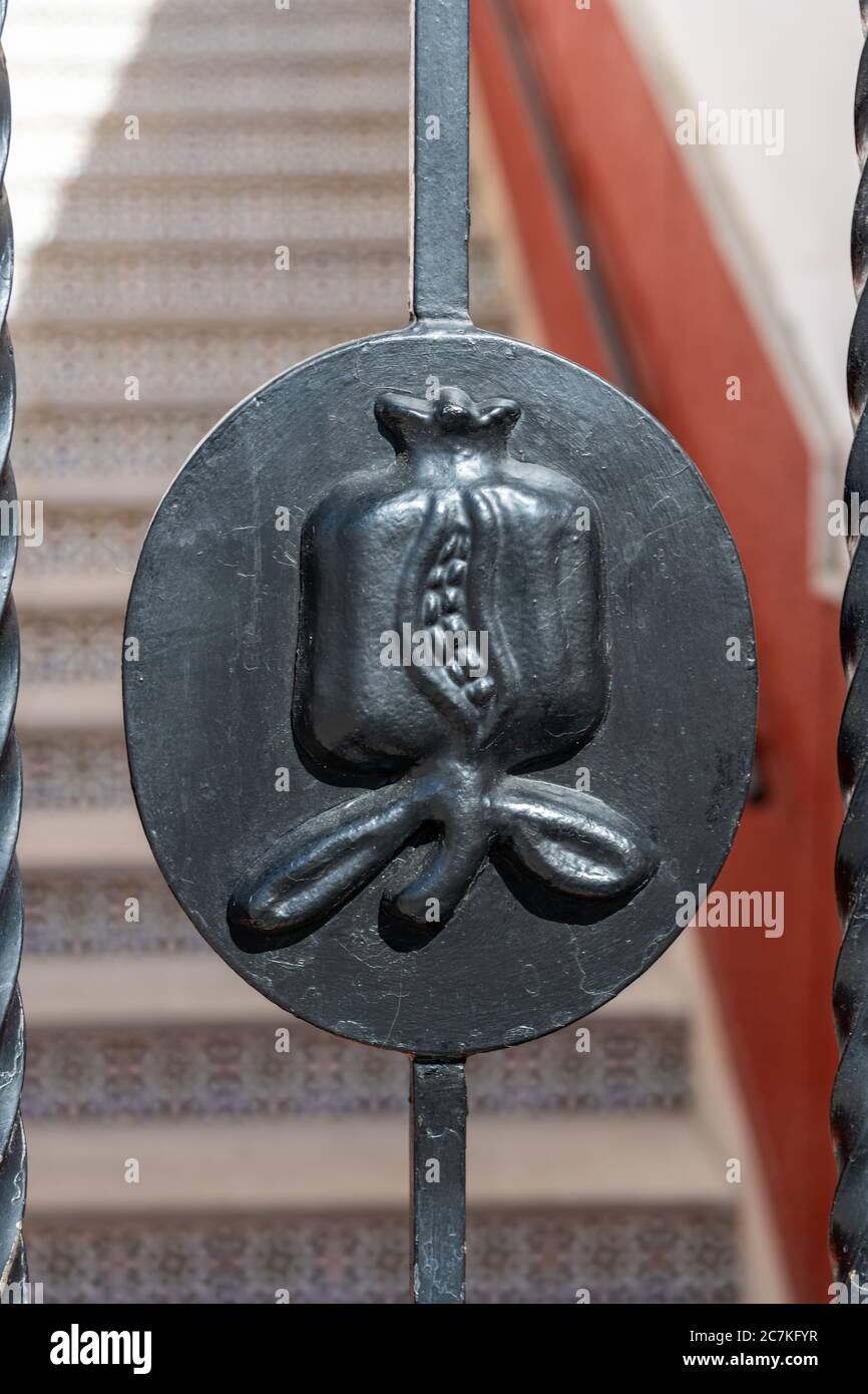 Un grenade décore une porte d'entrée dans le quartier Albaicin de Grenade. Symbole de Grenade, le fruit a été introduit en Espagne par le peuple berbère Banque D'Images