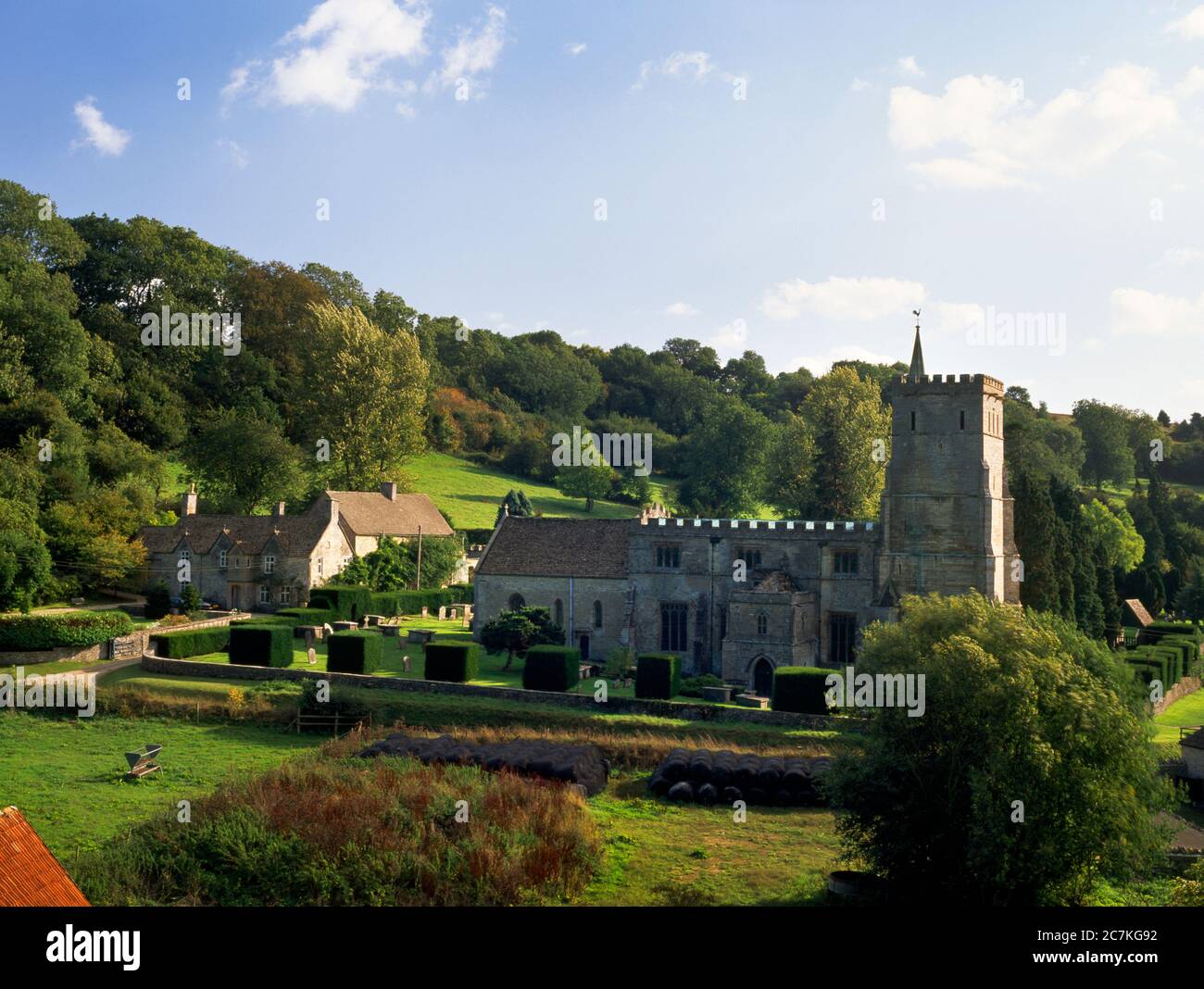 Voir S de Vicarage & Parish Church of St Mary, Hawkesbury, Gloucestershire, Angleterre, Royaume-Uni : une église principalement perpendiculaire sur le site d'un minster saxon. Banque D'Images