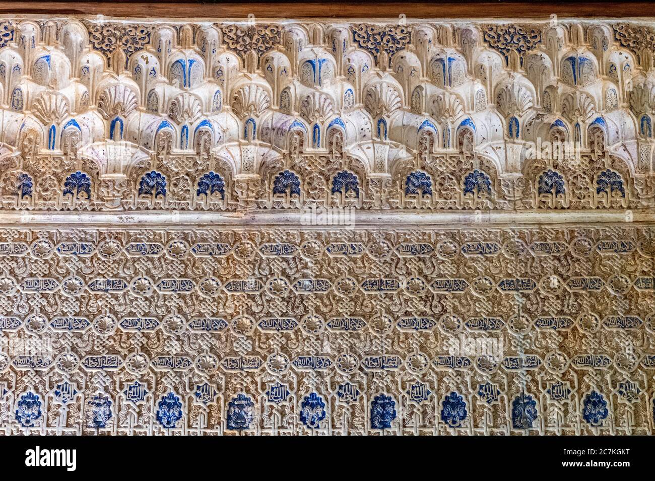 Un murqarnas polychrome borde stuc dans la salle du Mexiaire dans l'Alhambra de Grenade Banque D'Images