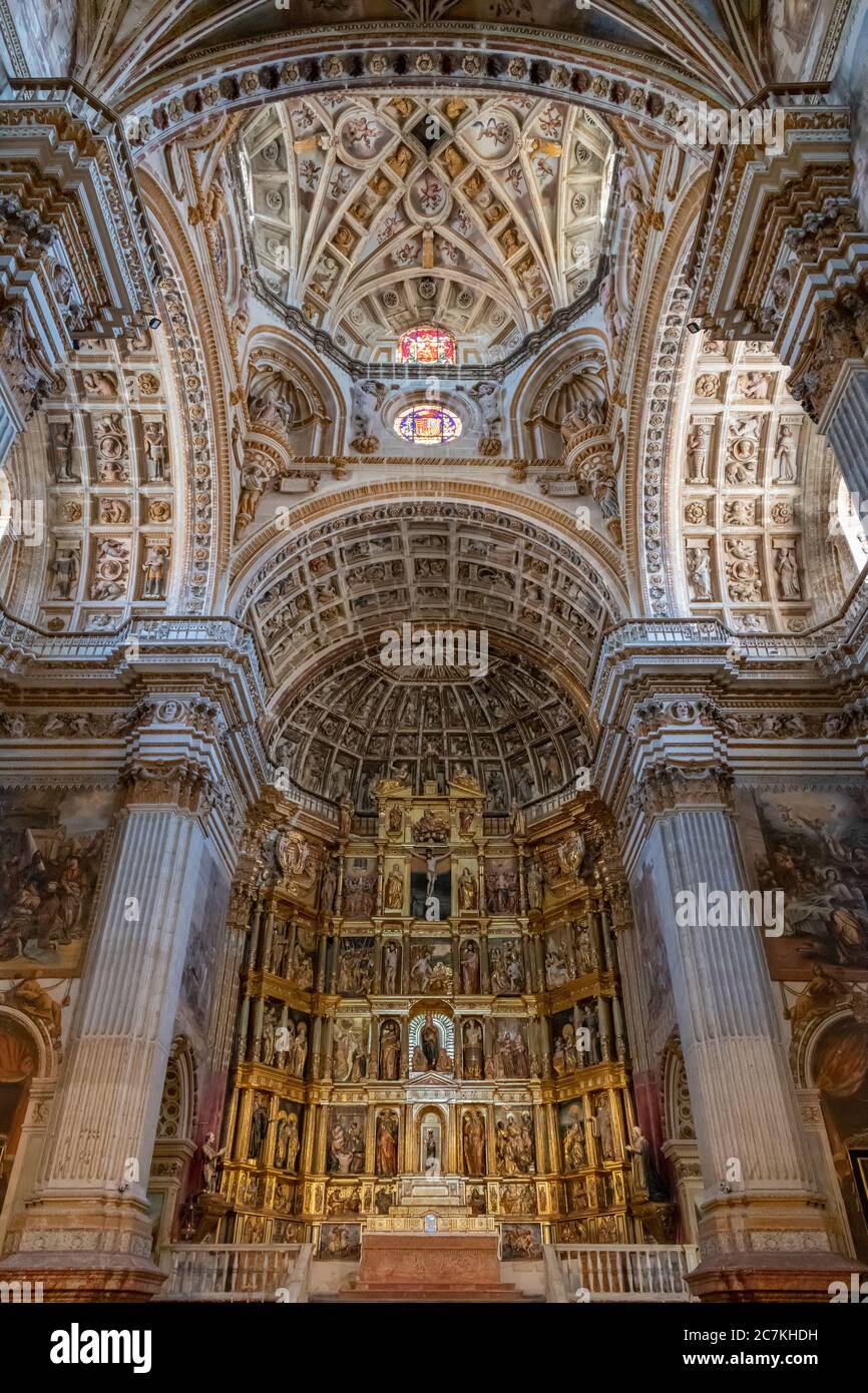 Des fresques couvrent les murs et les colonnes de la Renaissance espagnole Nef et haut autel dans la chapelle principale de Real Monasterio de San Jeronimo de Grenade Banque D'Images