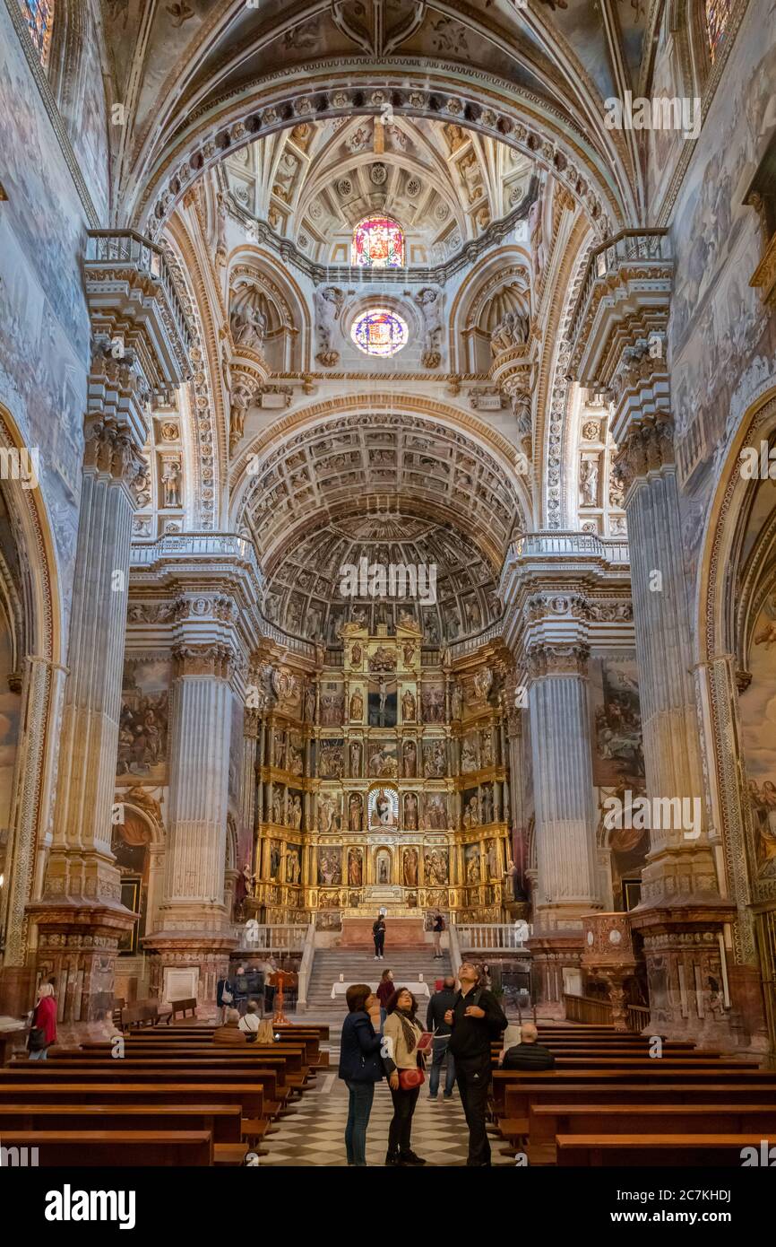 Des fresques couvrent les murs et les colonnes de la Renaissance espagnole Nef et haut autel dans la chapelle principale de Real Monasterio de San Jeronimo de Grenade Banque D'Images