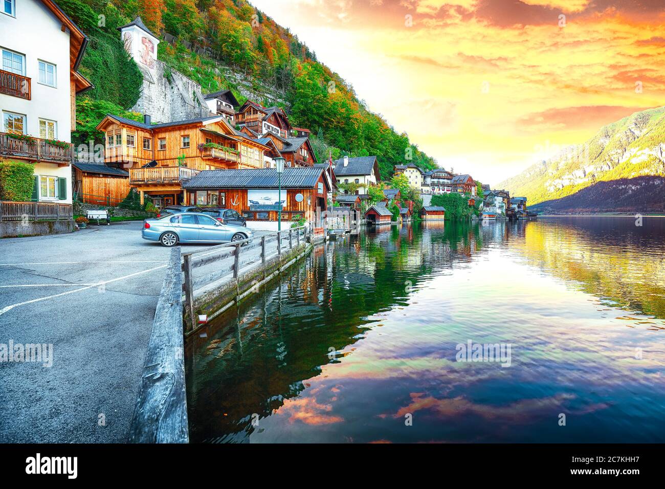 Coucher de soleil automnal de la célèbre ville de Hallstatt au bord du lac, qui se reflète dans le lac de Hallstattersee. Emplacement: resort village Hallstatt, région de Salzkammergut, Autriche Banque D'Images