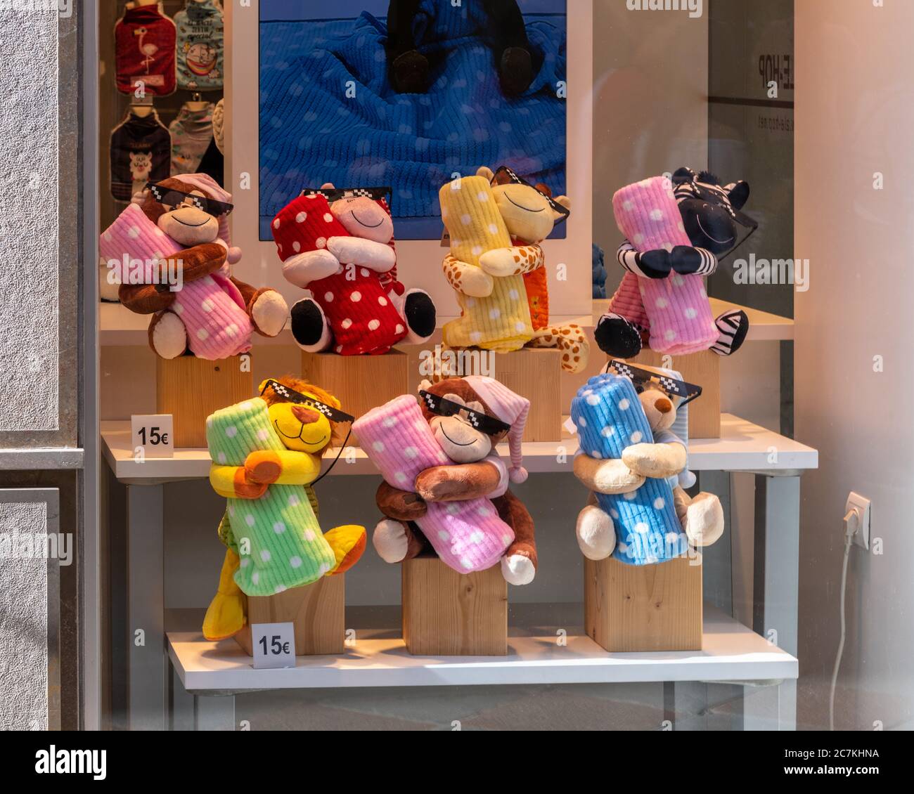 Peluches dans la fenêtre d'un magasin de jouets à Prague, République  Tchèque, Europe Photo Stock - Alamy