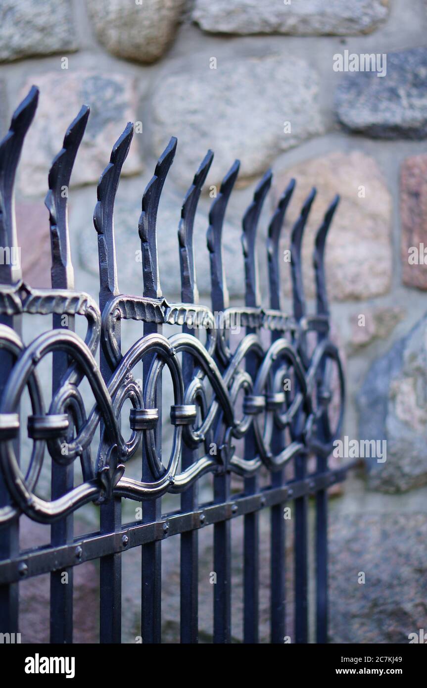 Gros plan vertical sur les magnifiques motifs d'un clôture en fer Banque D'Images