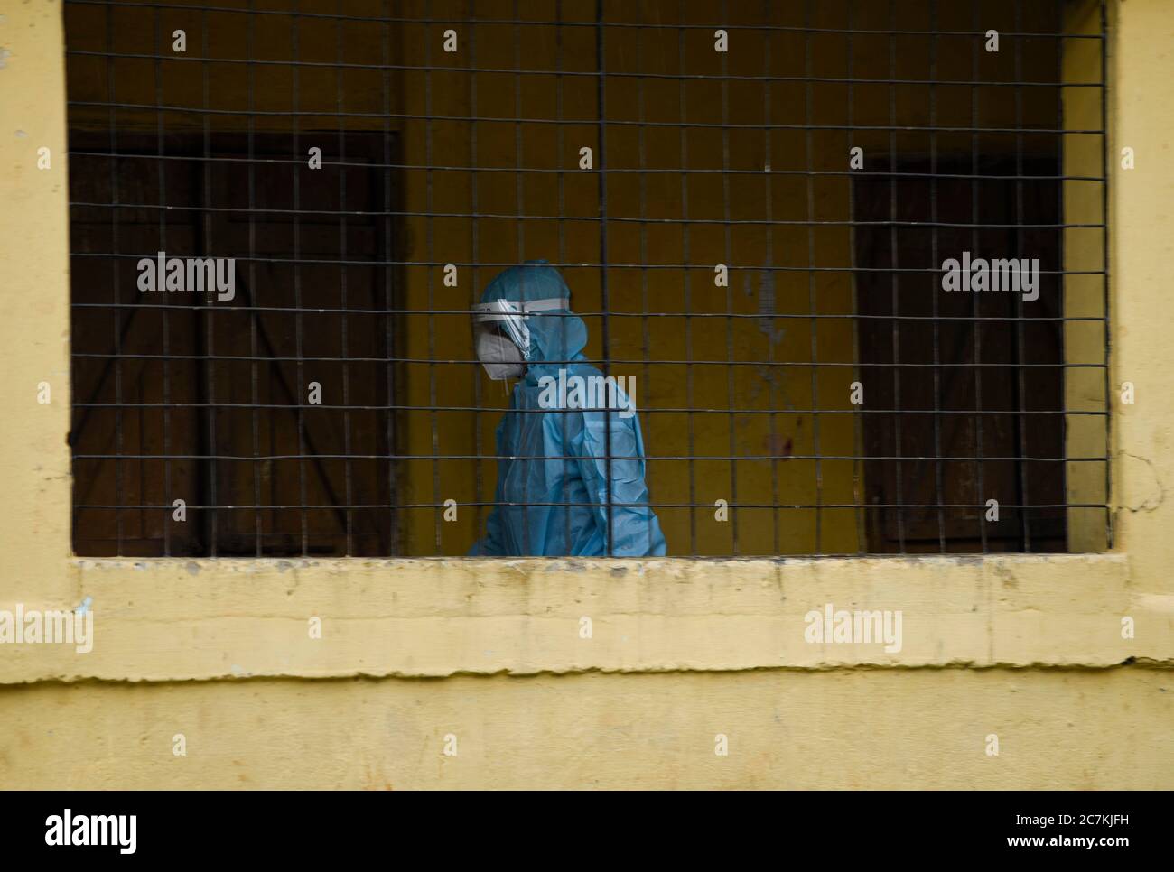 Guwahati, Assam, Inde. 18 juillet 2020. Travailleur sanitaire dans un centre de contrôle COVID19, Guwahati. Crédit : David Talukdar/ZUMA Wire/Alay Live News Banque D'Images