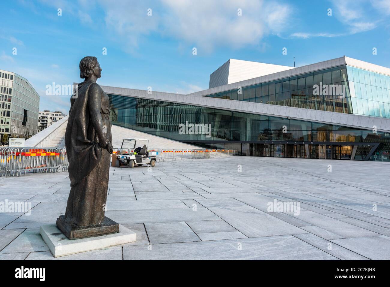 Oslo, Norvège - 10 septembre 2019 : statue de Kirsten Flagstad devant l'Opéra d'Oslo. Architecture moderne extérieure du bâtiment avec grani blanc Banque D'Images
