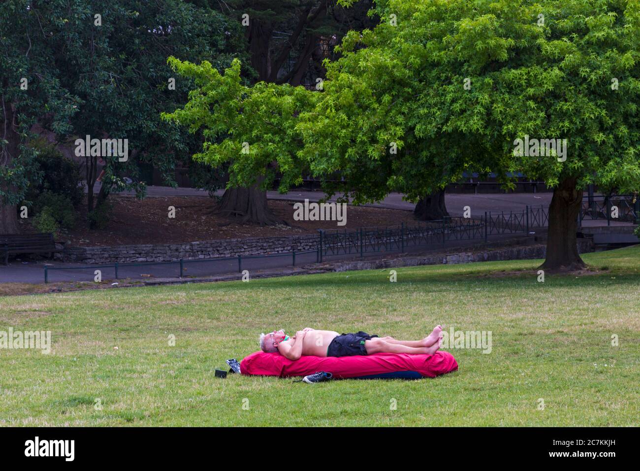 Bournemouth, Dorset, Royaume-Uni. 18 juillet 2020. Météo britannique : chaud et ensoleillé à Bournemouth. Profitez du soleil et de la musique dans les jardins de Bournemouth. Crédit : Carolyn Jenkins/Alay Live News Banque D'Images