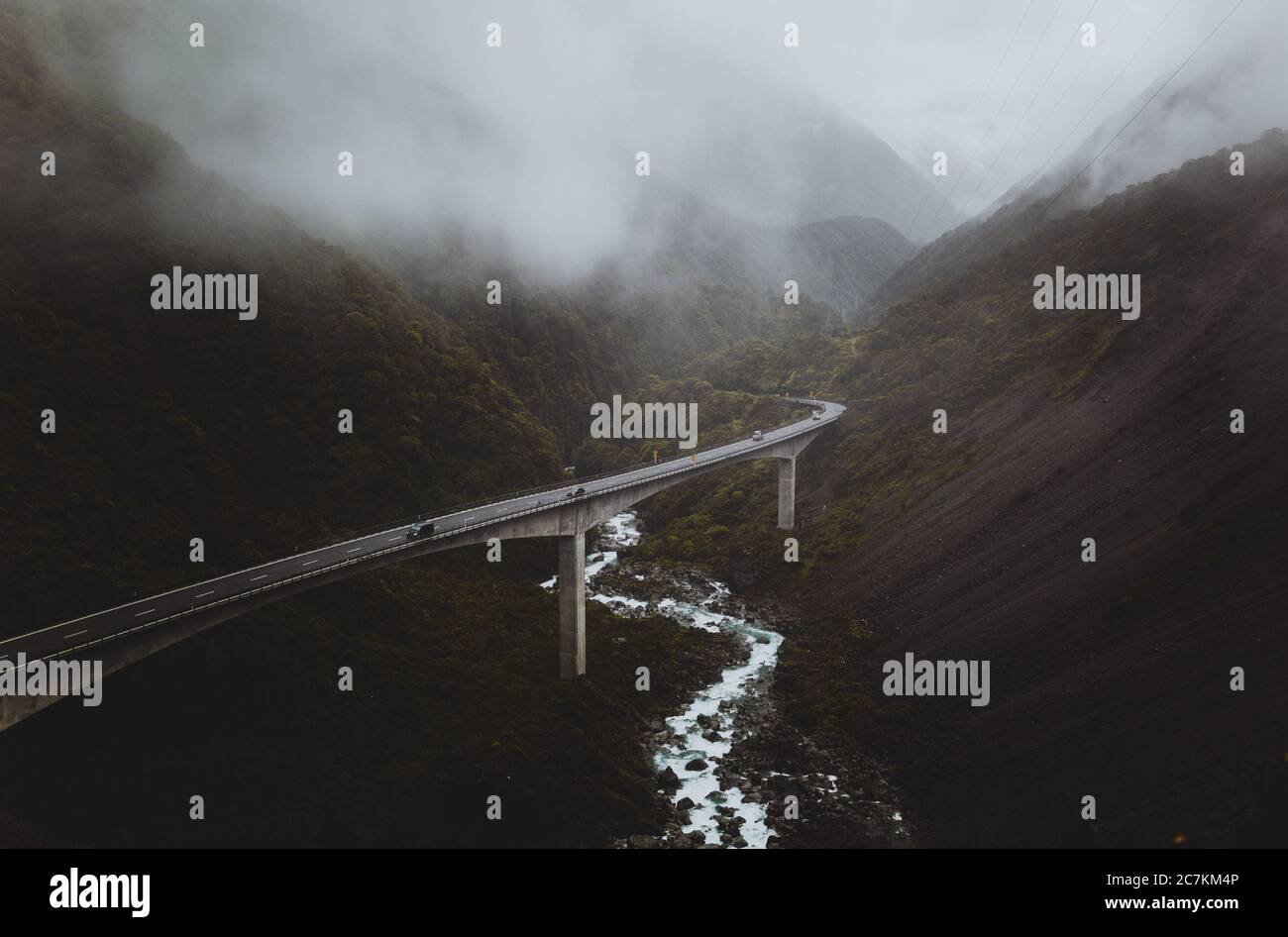 Vue en grand angle du col d'Arthur, Nouvelle-Zélande couverte par le brouillard par un jour sombre Banque D'Images