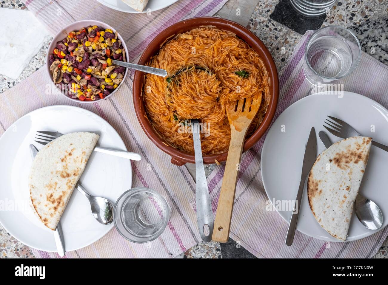 Photo ci-dessus d'une table servie avec des plats végétariens avec des pâtes de type mexicain accompagnées de haricots et de quesadillas Banque D'Images