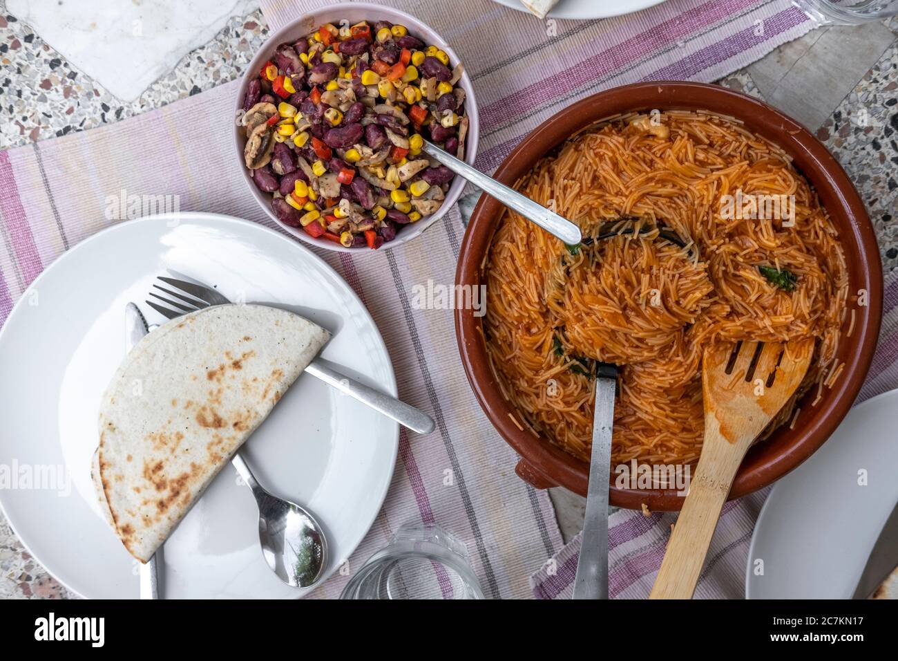 Photo ci-dessus d'une table servie avec des plats végétariens avec des pâtes de type mexicain accompagnées de haricots et de quesadillas Banque D'Images