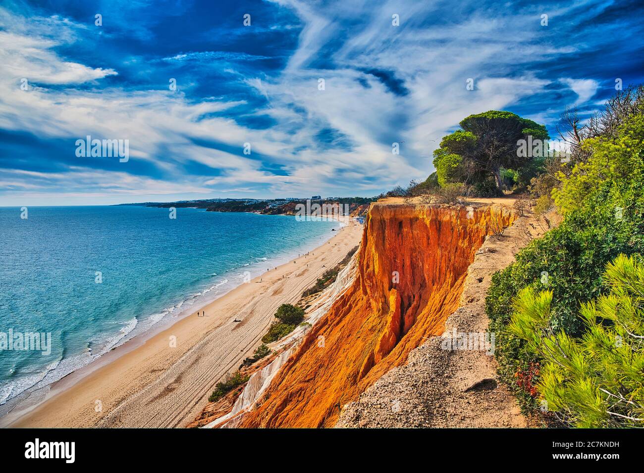 Europe, Portugal, Algarve, Litoral, Barlavento, Faro, entre Vilamoura et Albufeira, Praia da Falesia, falaises et plage, formations pittoresques, faites de calcaire jaune et brun rougeâtre et grès Banque D'Images