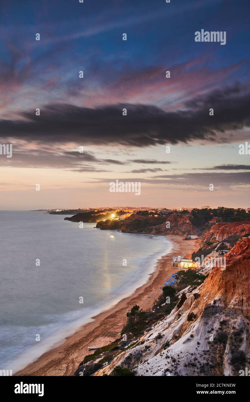 Europe, Portugal, Algarve, Litoral, Barlavento, quartier Faro, entre Vilamoura et Albufeira, Olhos de Agua, coucher de soleil sur la falaise, format portrait Banque D'Images