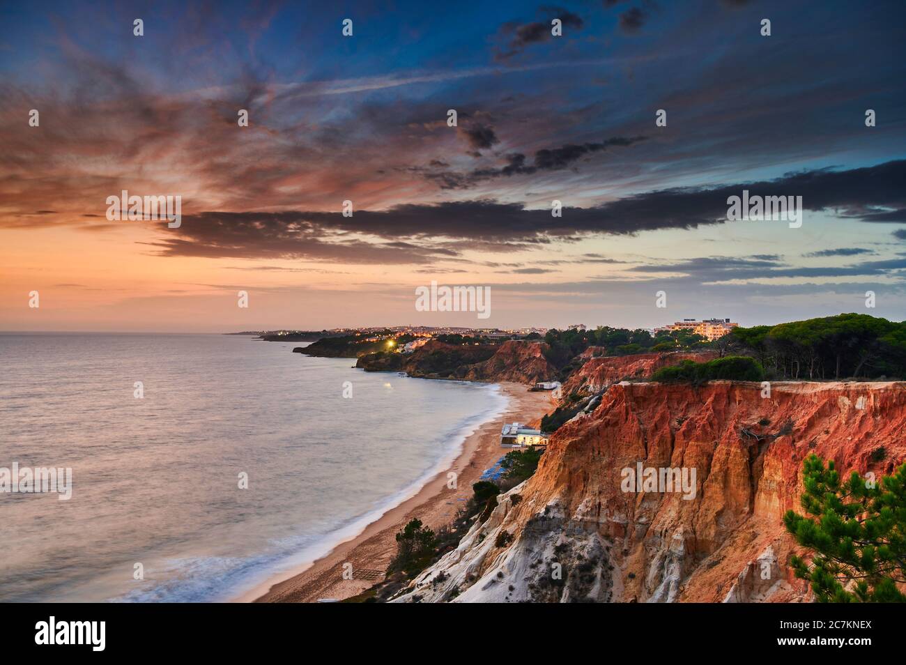 Europe, Portugal, Algarve, Litoral, Barlavento, quartier Faro, entre Vilamoura et Albufeira, Olhos de Agua, coucher de soleil sur la falaise Banque D'Images