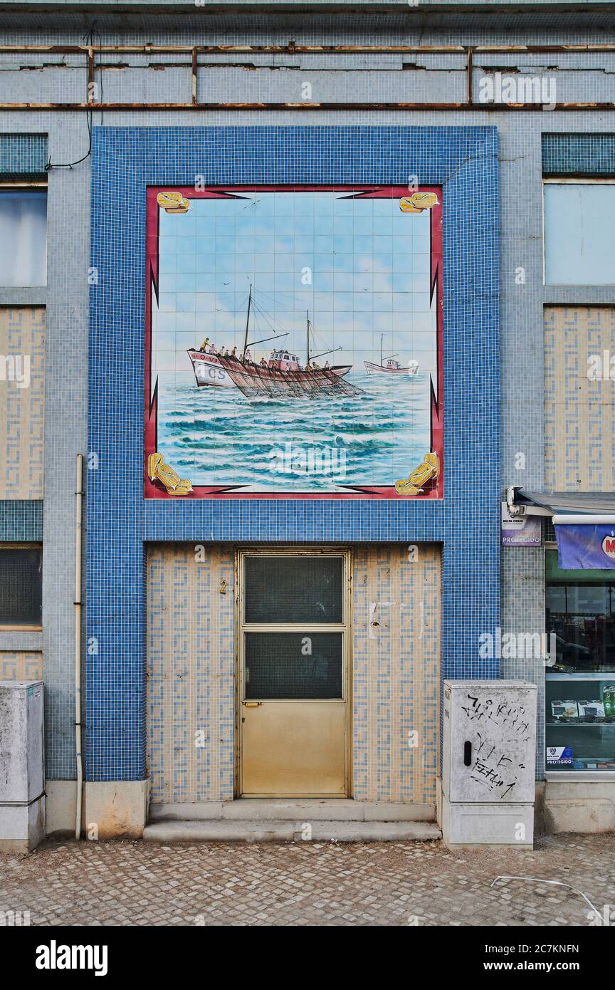 Europe, Portugal, Algarve, Litoral, Sotavento, Faro District, Olhao, entrée à une usine de poissons avec azulejo richement orné, format portrait Banque D'Images
