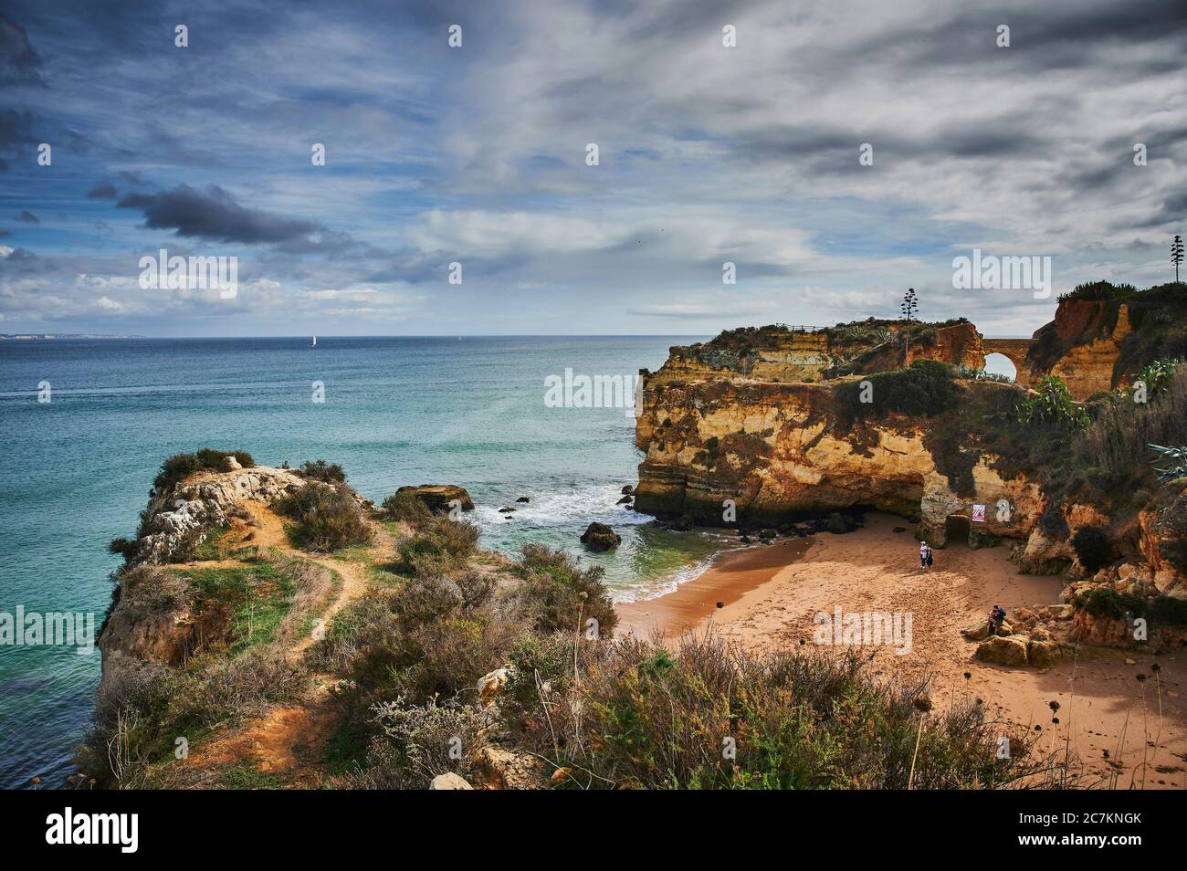 Europe, Portugal, Algarve, Litoral, Barlavento, Faro District, Lagos, baie sur les falaises, vue de Miradouro Praia da Batata Banque D'Images