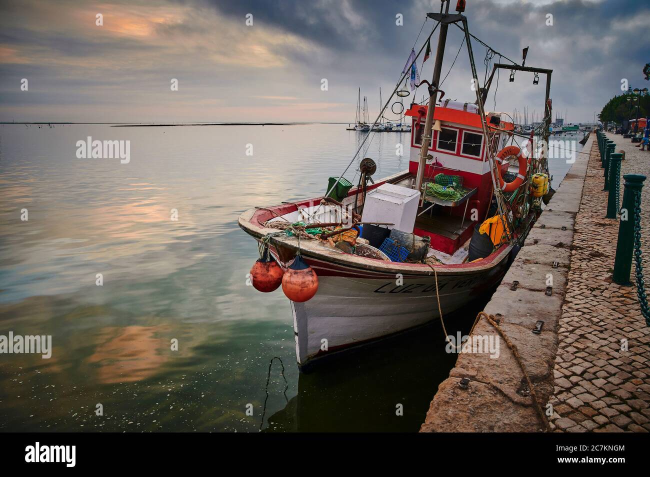 Europe, Portugal, Algarve, Litoral, Sotavento, Faro District, Olhao, Avenida 5 de Outubro, promenade dans les halls du marché, bateau de pêche au coucher du soleil Banque D'Images
