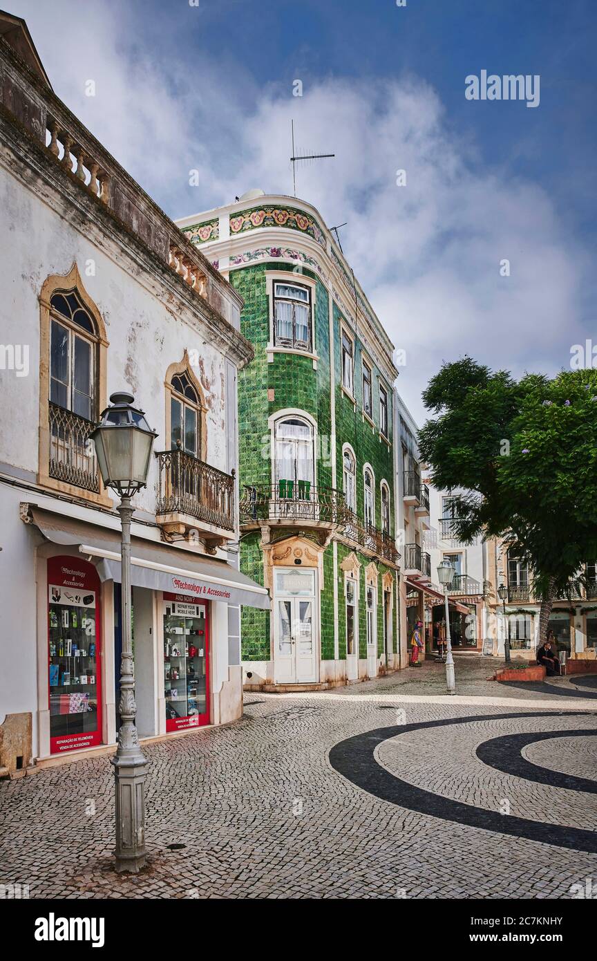 Europe, Portugal, Algarve, Litoral, Barlavento, Felsalgarve, Faro District, Lagos, Praca Luis de Camoes, maison d'angle avec azulejos vert, magasin d'Obrigado, format portrait Banque D'Images