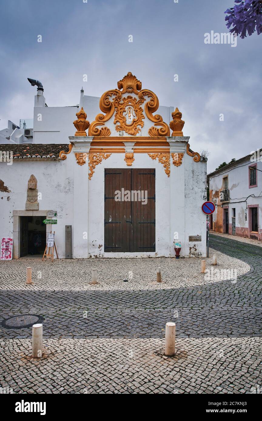 Europe, Portugal, Algarve, Litoral, Barlavento, Felsalgarve, District Faro, Lagos, Praca do Infante Dom Henrique, portail historique de l'Armazem Regimental, ancien camp régimentaire, construit en 1665, décoration baroque avec armoiries de l'ancien Royaume d'Algarve, format portrait Banque D'Images