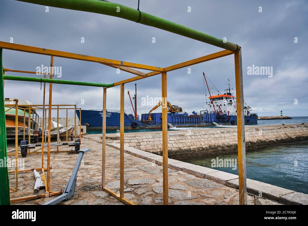Europe, Portugal, Algarve, Litoral, Barlavento, Felsalgarve, Faro District, Lagos, port, drague à succion dans l'entrée du port Banque D'Images