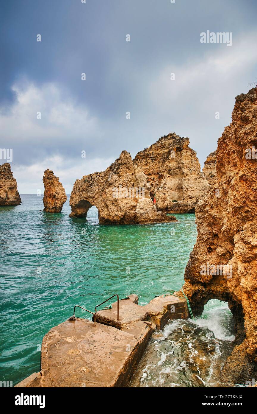 Europe, Portugal, Algarve, Litoral, Barlavento, Felsalgarve, District Faro, Lagos, Ponta da Piedade, lagune avec jetée, format portrait Banque D'Images
