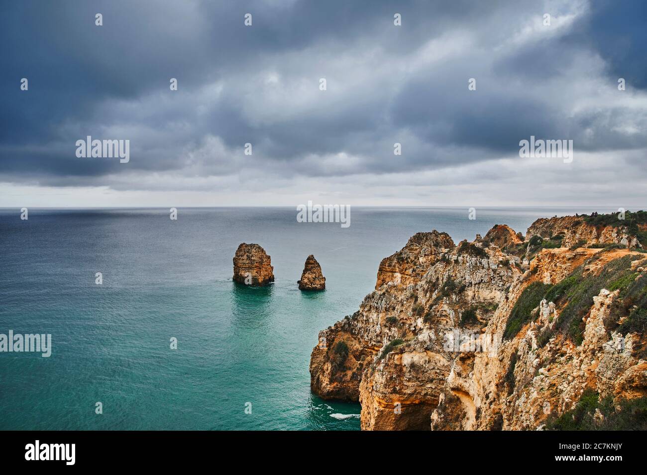 Europe, Portugal, Algarve, Litoral, Barlavento, Felsalgarve, Faro District, Lagos, côte de la Ponta da Piedade, avec récif rocheux au large, couvert de nuages Banque D'Images