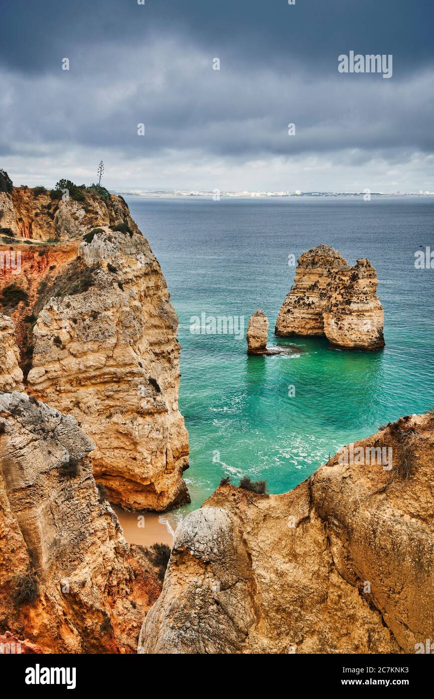 Europe, Portugal, Algarve, Litoral, Barlavento, Felsalgarve, district de Faro, Lagos, section côtière de la Ponta da Piedade, récif rocheux au large, format portrait Banque D'Images