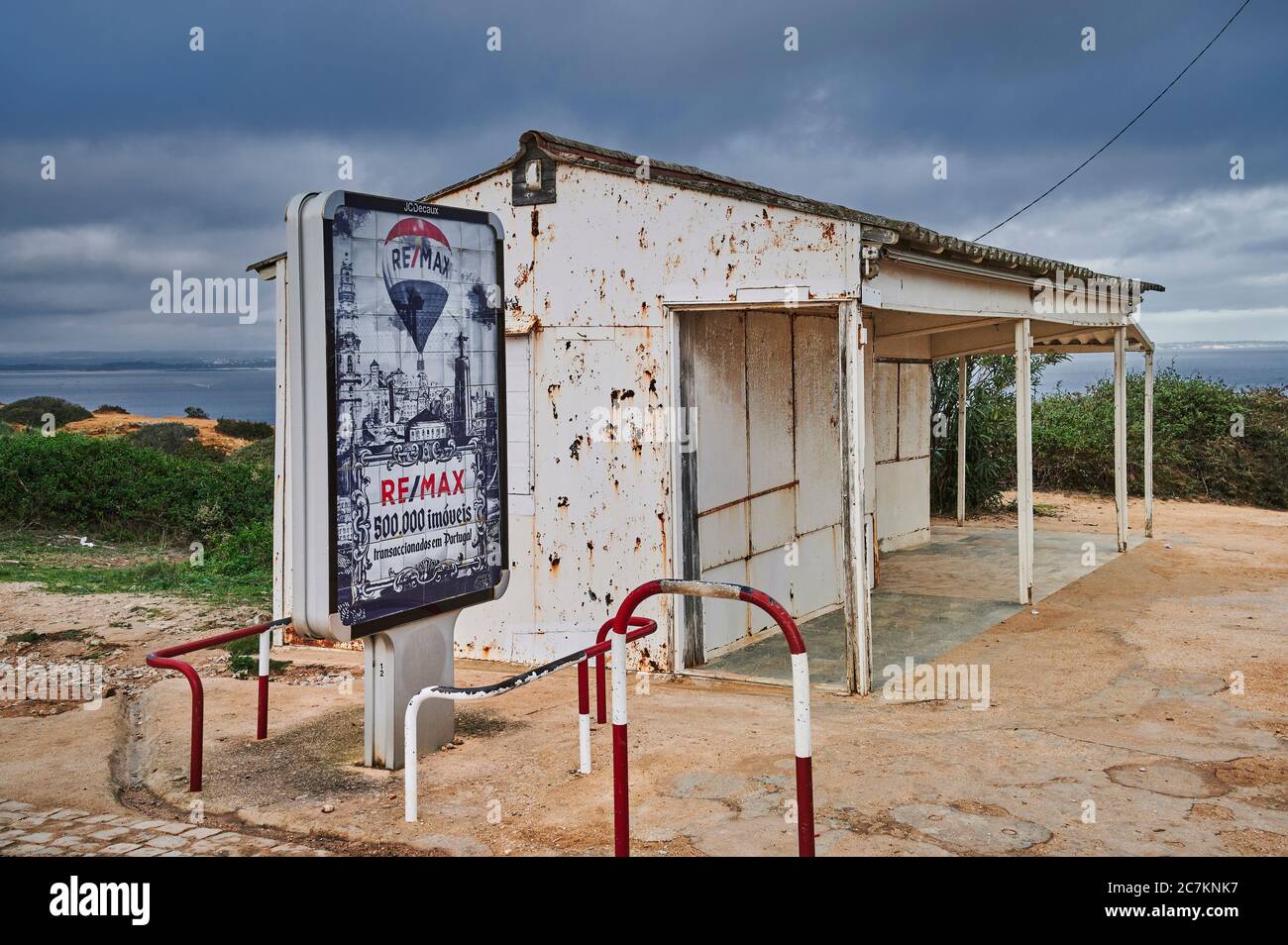 Europe, Portugal, Algarve, Litoral, Barlavento, Felsalgarve, quartier Faro, Lagos, ancien kiosque et panneau d'affichage Banque D'Images