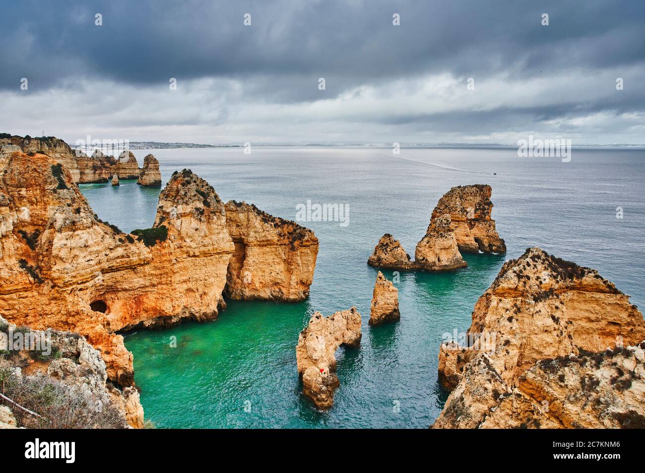 Europe, Portugal, Algarve, Litoral, Barlavento, Felsalgarve, district de Faro, Lagos, Ponta da Piedade, lagune avec falaises et vue lointaine Banque D'Images