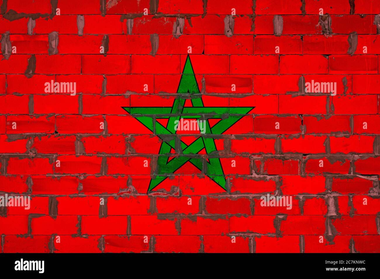 Le drapeau national du Maroc peint sur un mur de blocs de sibit avec du ciment . Le symbole du pays. Banque D'Images