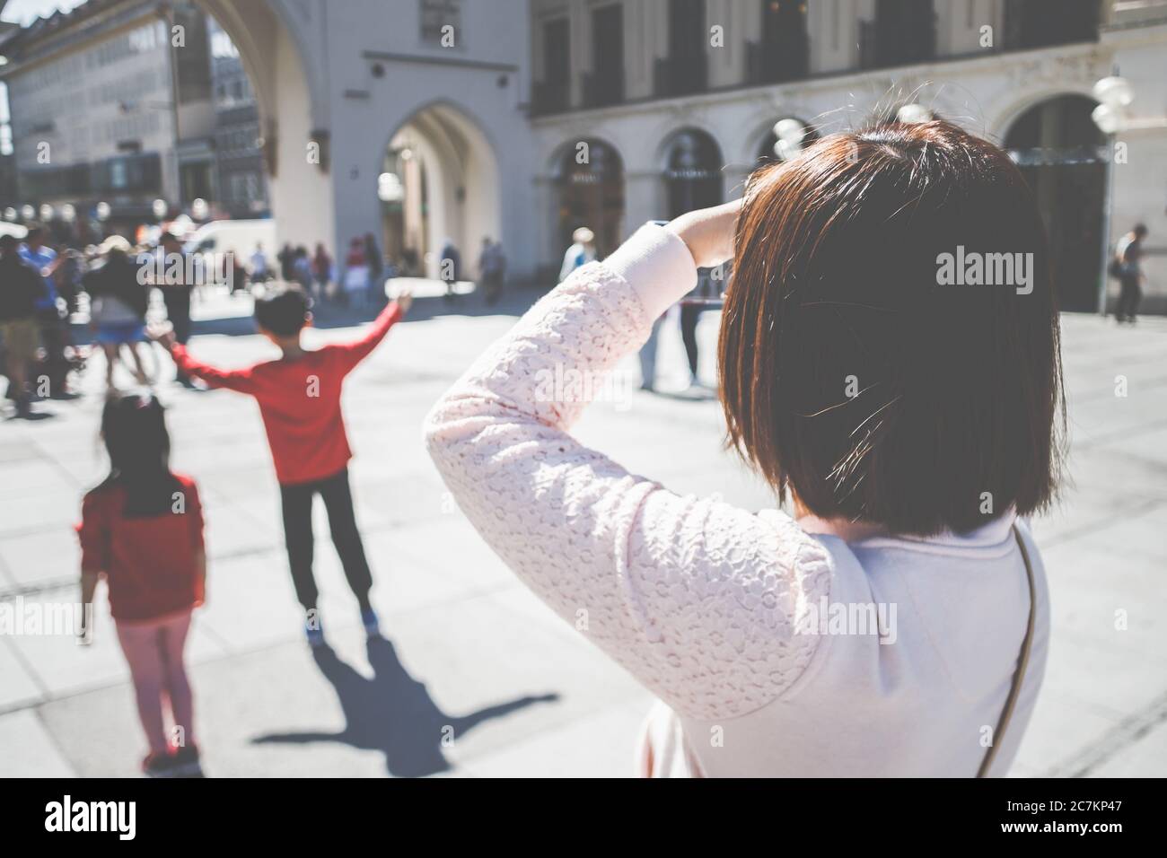 Les touristes de Munich - une femme et deux enfants attendent avec impatience la visite de Stachus, Munich, Bavière. Banque D'Images