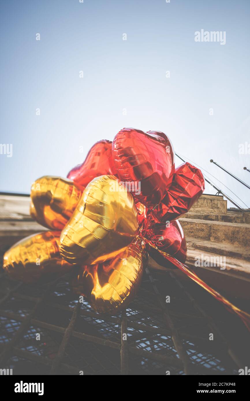Ballons - coeurs en rouge et or Banque D'Images