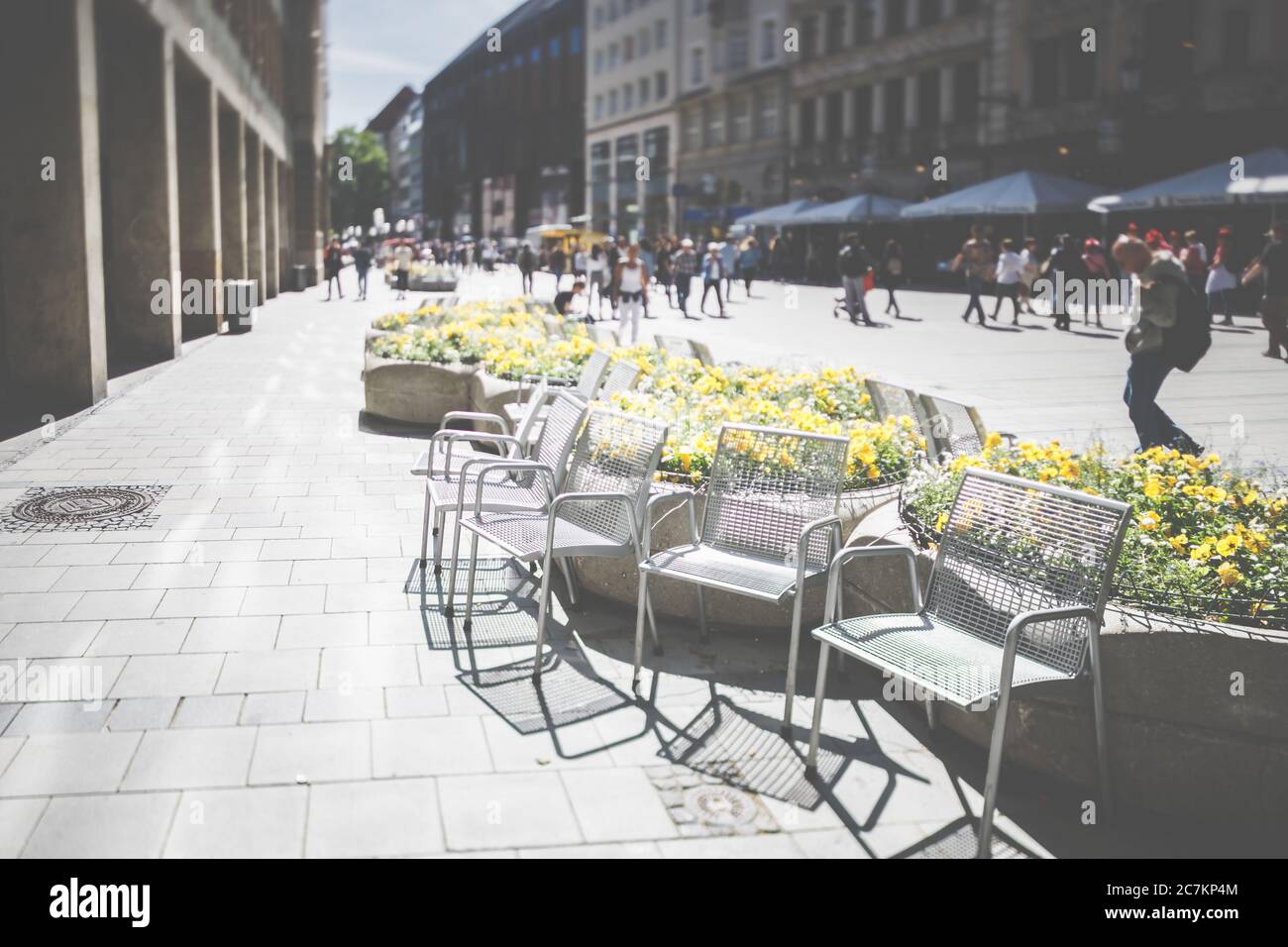 Chaises et fleurs dans la zone piétonne de Munich, Bavière, Allemagne Banque D'Images