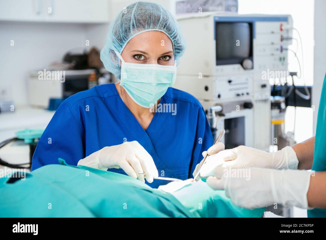 Équipe de chirurgie dans la salle d'opération. Médecin professionnel effectuant la chirurgie Banque D'Images