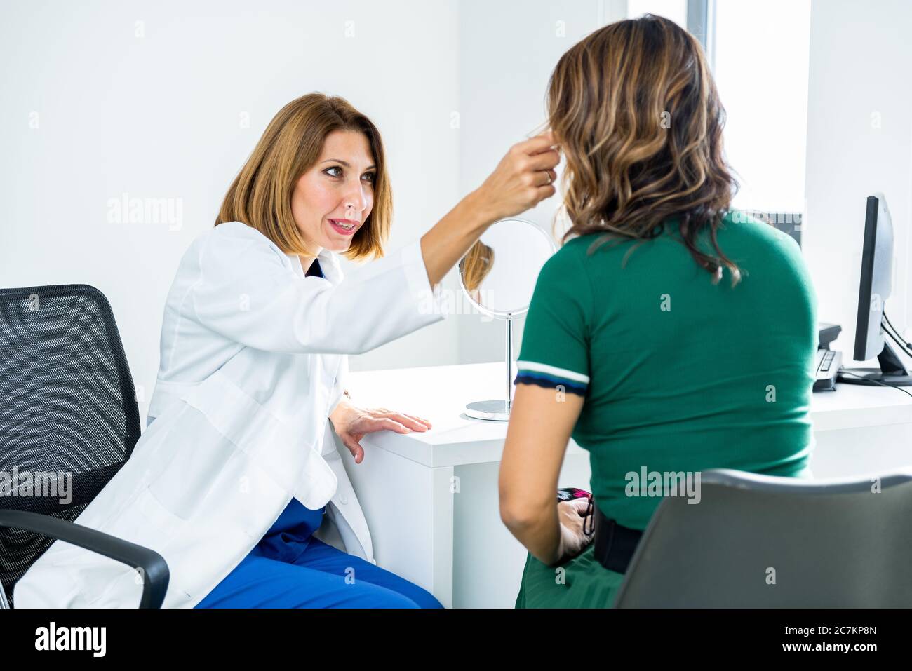 Consultation en clinique de cosmétologie. Femme médecin parlant avec le patient Banque D'Images