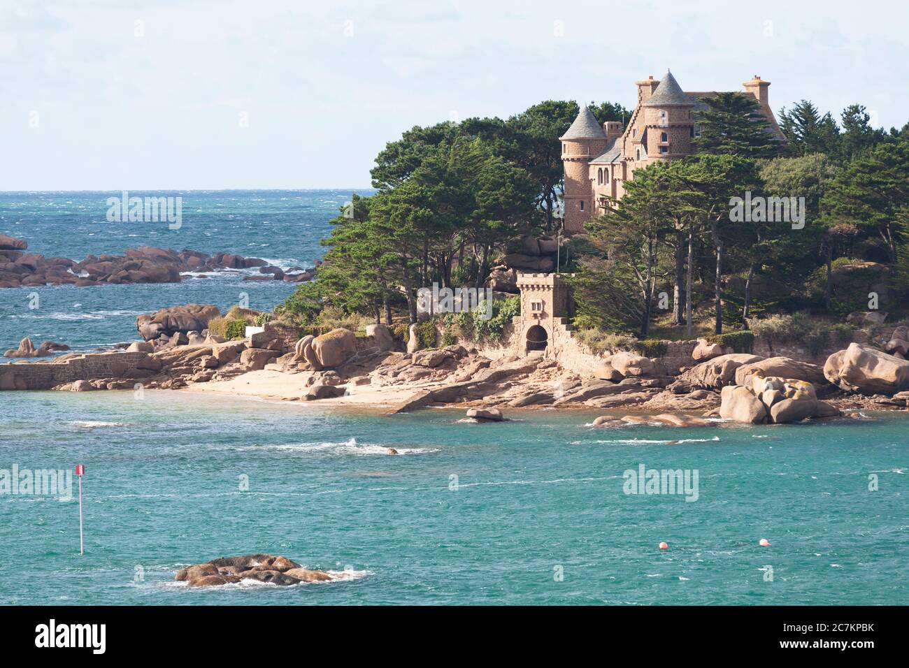 Côte de granit Rose Island avec château de Costaères Banque D'Images