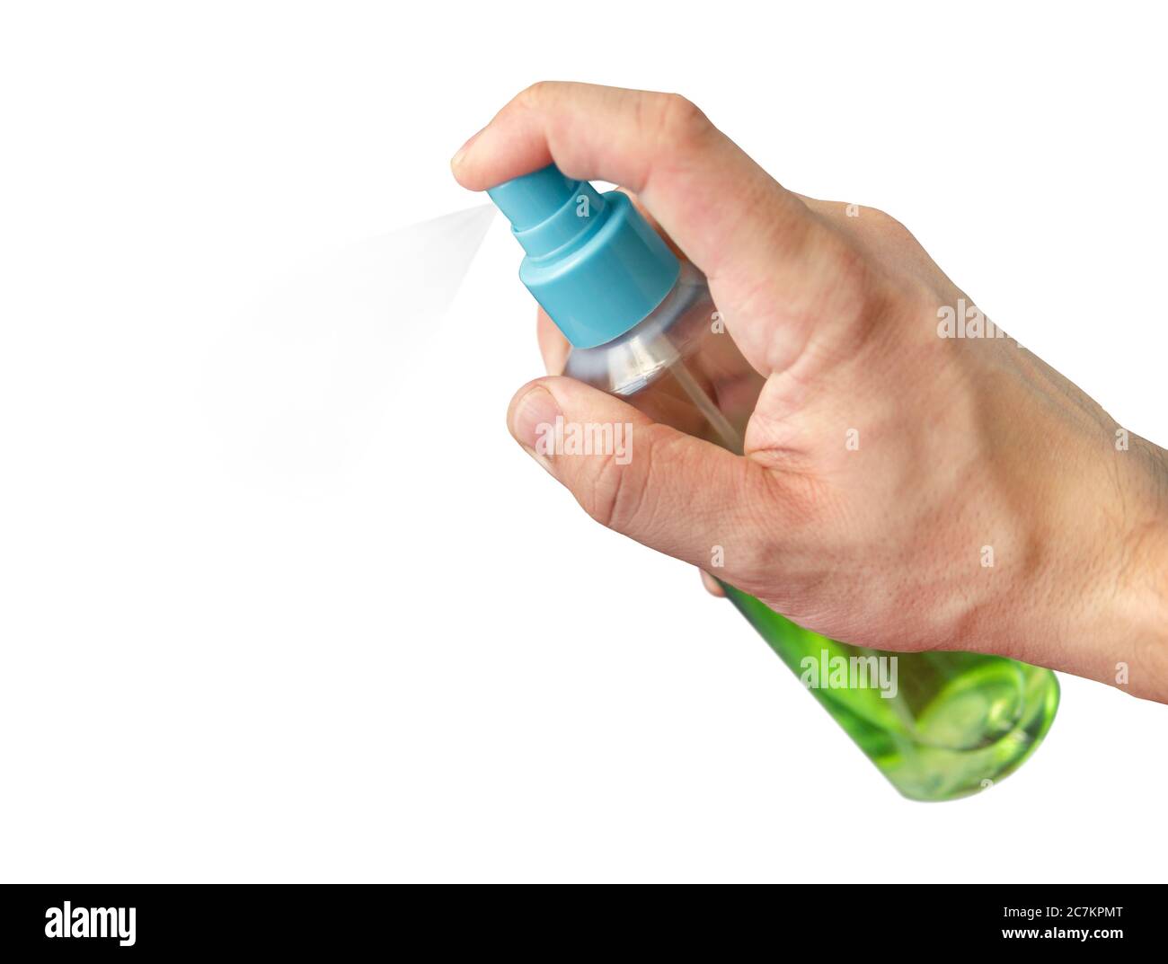 Gros plan de la main en appuyant sur le spray vert. Bouteille à vaporiser. Désinfectant pour les mains à portée de main avec un fond blanc isolé Banque D'Images
