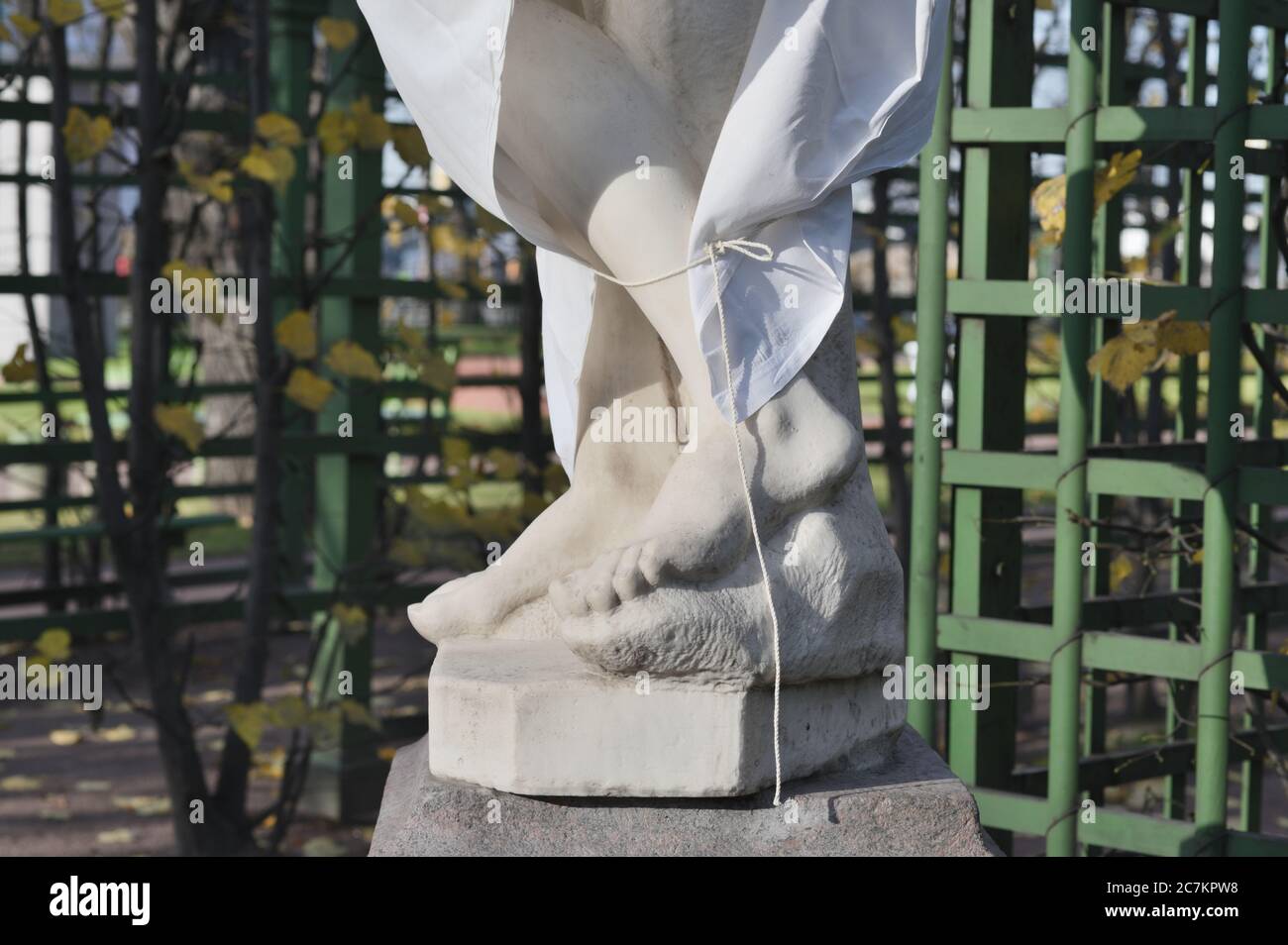 La conservation travaille pour la période hivernale dans le jardin d'été à Saint-Pétersbourg, Russie Banque D'Images