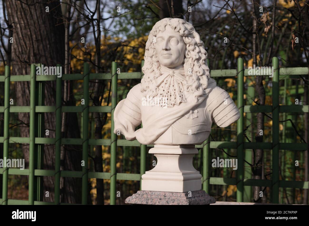 Saint-Pétersbourg, Russie - 25 octobre 2019 : statue classique dans le jardin d'été, Saint-Pétersbourg, Russie Banque D'Images