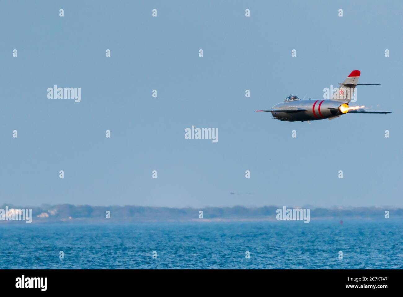 MIG-17 survolé par Randy ball au-dessus de l'eau à la jetée de Narragansett. Banque D'Images