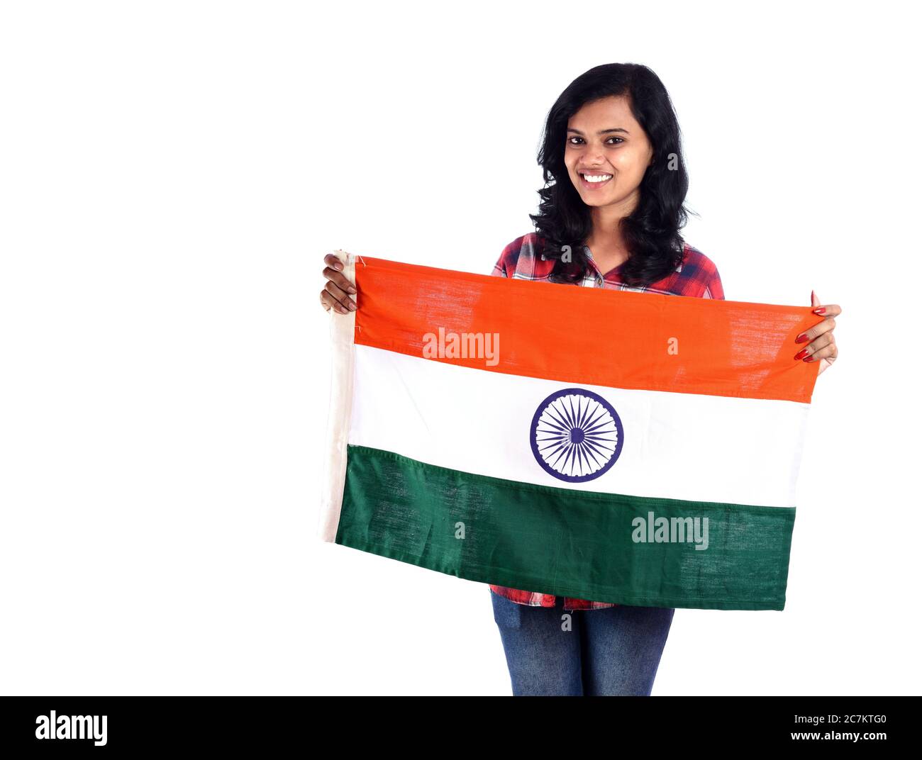 Fille avec drapeau indien ou tricolore sur fond blanc, jour de l'indépendance indienne, jour de la République indienne Banque D'Images