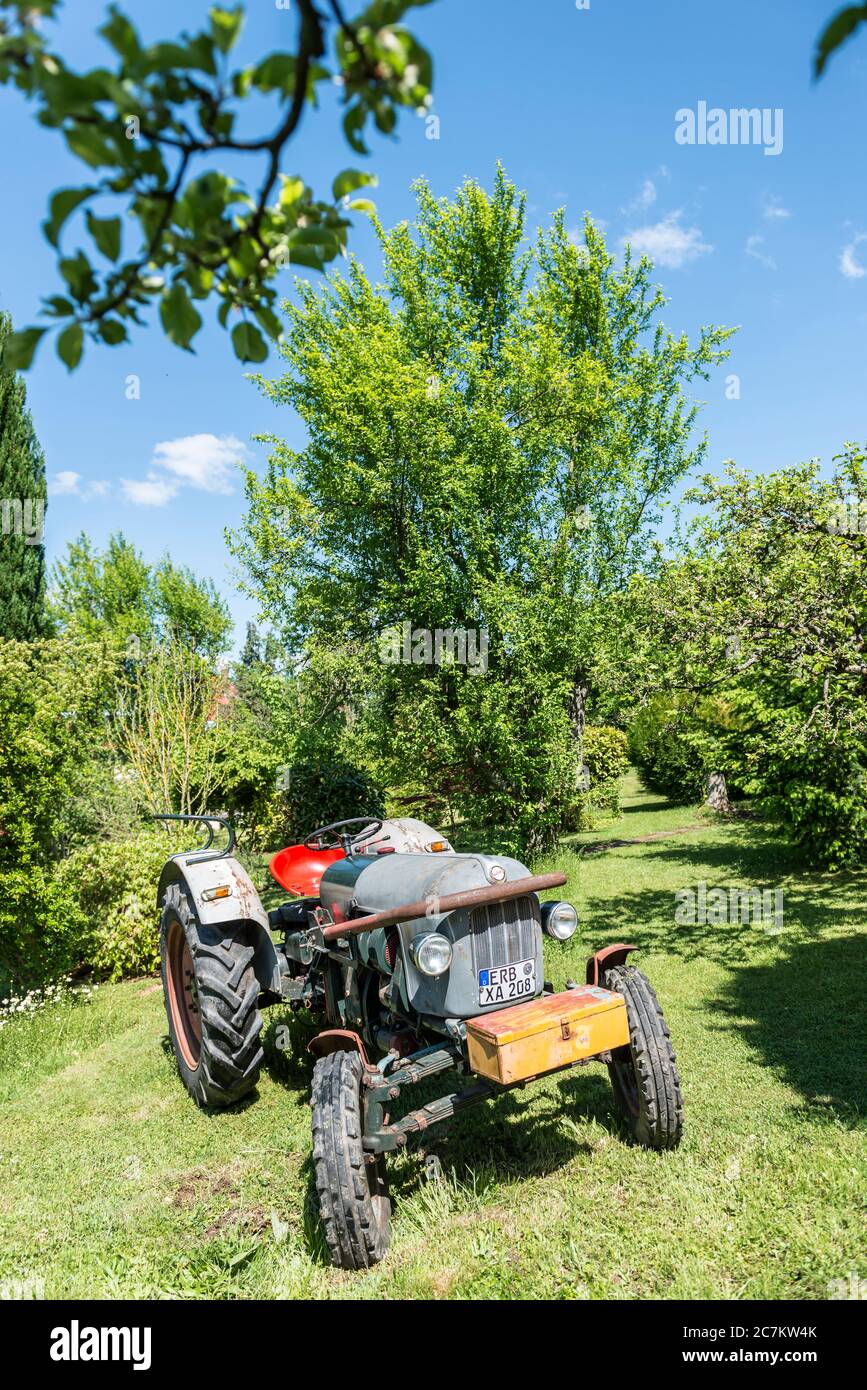 Tracteur EICHER (dans son jus) et remorque tombereau bois - a photo on