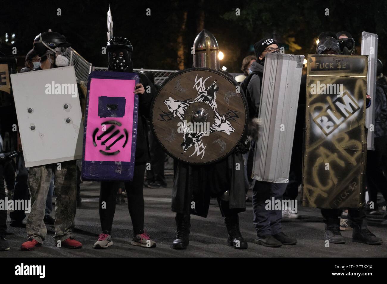 Portland, États-Unis. 18 juillet 2020. Des manifestants tenant des boucliers se trouvent dans la rue en face du bâtiment fédéral Edith Green Wendell Wyatt, des manifestations contre la brutalité policière devant le palais de justice fédéral et le Centre de justice du centre-ville de Portland, en Oregon, le 18 juillet 2020. (Photo par Alex Milan Tracy/Sipa USA) crédit: SIPA USA/Alay Live News Banque D'Images