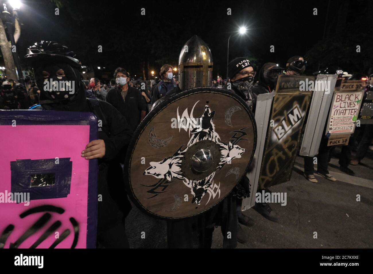 Portland, États-Unis. 18 juillet 2020. Des manifestants tenant des boucliers se trouvent dans la rue en face du bâtiment fédéral Edith Green Wendell Wyatt, des manifestations contre la brutalité policière devant le palais de justice fédéral et le Centre de justice du centre-ville de Portland, en Oregon, le 18 juillet 2020. (Photo par Alex Milan Tracy/Sipa USA) crédit: SIPA USA/Alay Live News Banque D'Images