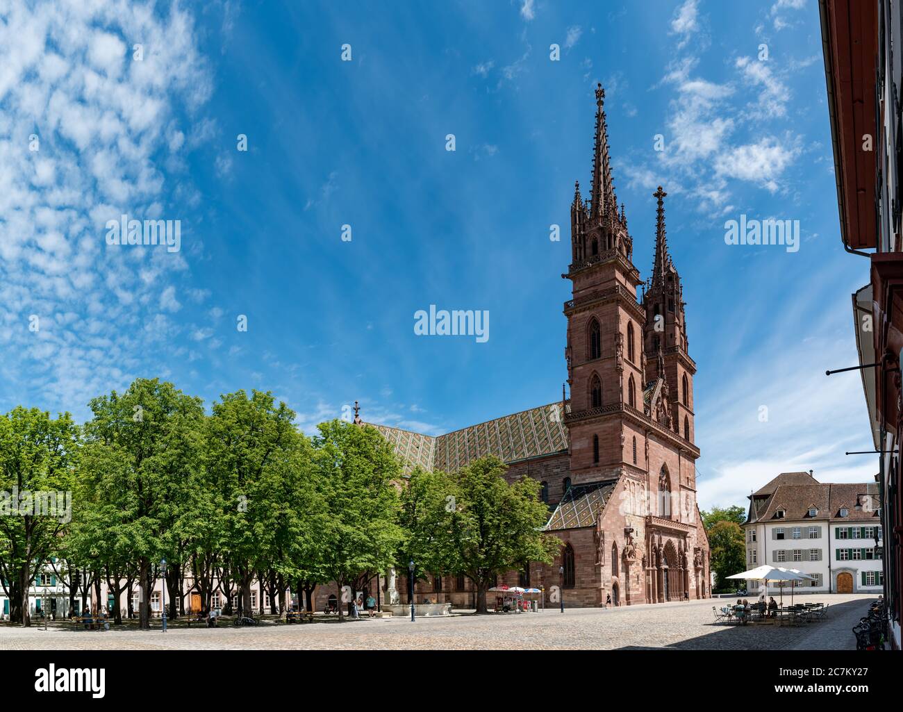 Bâle, BL / Suisse - 8 juillet 2020 : la cathédrale historique de Bâle et la place de la cathédrale Banque D'Images