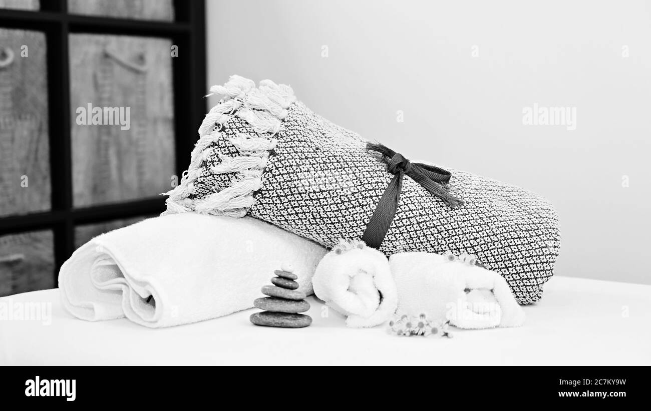 Intérieur de la salle de massage. Canapé de massage avec accessoires pour massages et rééducation. Banque D'Images